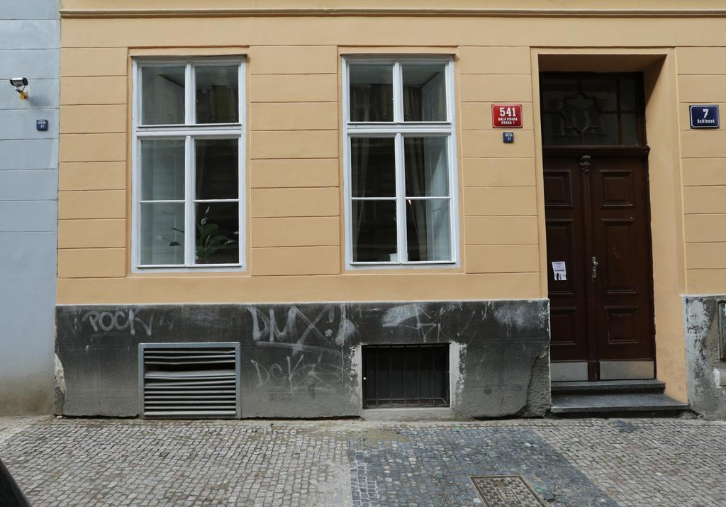 Greg Kampa Prague